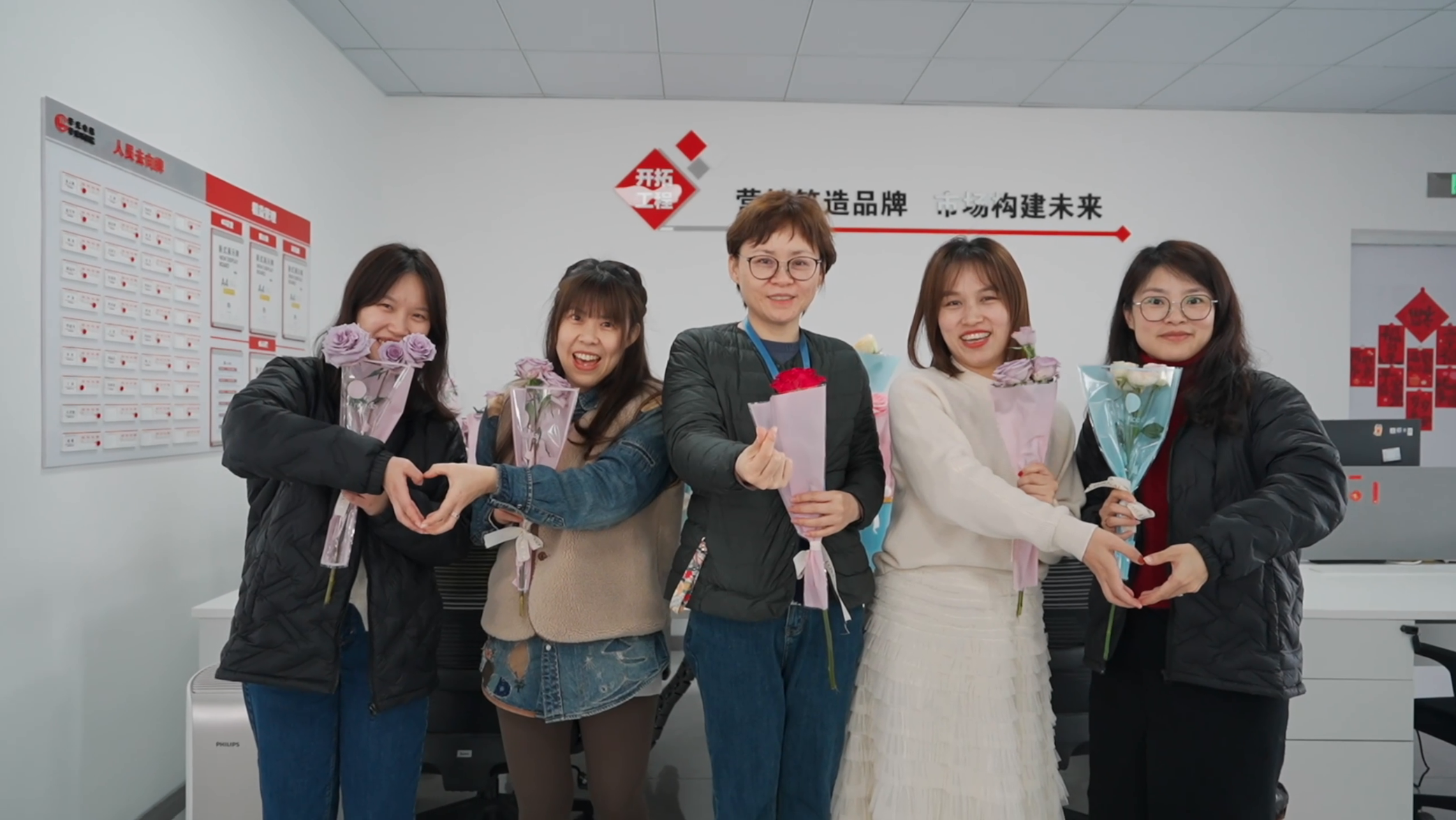 國際勞動婦女節(jié)活動“遇見最“蚌”的自己”-送花